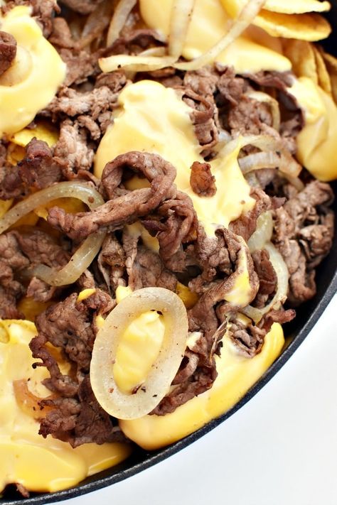 Philly Cheesesteak Nachos Recipe- You Gotta Try! Nachos Recipe Steak, Cheesesteak Nachos Recipe, Skirt Steak Nachos, Cheesesteak Recipe With Cheese Wiz, Trashcan Nachos Recipe, Pan Fry Steak, Best Philly Cheesesteak, Steak Nachos, Gourmet Cheese