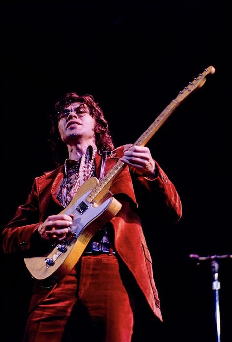 Robbie Robertson, Academy of Music, 1971 - Photo by Ernst Haas Classic Rocks, Garth Hudson, Rick Danko, Robbie Robertson, Rock Vibes, 20th Century Music, Don't Look Back, Rock Of Ages, Rock N Roll Music