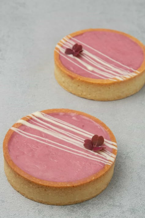 Raspberry tart Raspberry Custard Tart Recipe, Ganache Tart Recipe, Pastry For Valentines Day, Elegant Tarts Desserts, Tart Ideas Sweet, Fun Valentines Desserts, Tarts Recipe Dessert Mini, Valentines Day Tart, Simple Fancy Desserts