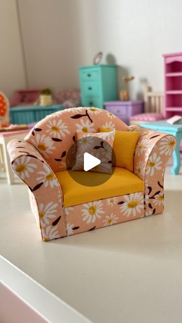 Miniature Sofa, Pink Glitter Wallpaper, English Country Decor, Glitter Wallpaper, Barbie House, June 22, Miniature Furniture, Miniature Dollhouse, Cute Crafts