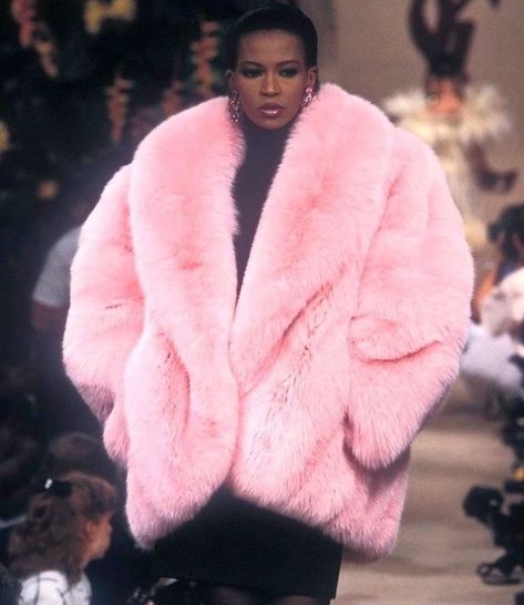 #ysl #1987 #furcoat #pink Pink Fur Coat, Yves Saint Laurent Couture, Pink Fur, Claudia Schiffer, 1980s Fashion, Saint Laurent Paris, Naomi Campbell, Fur Fashion, Fur Coats