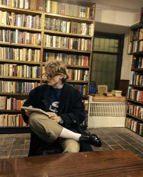 Random People Photography, Nerd Guy Aesthetic, Boys Aesthetic Outfits, Nerdy Guys, Almond Cookie, Academic Aesthetic, Dark Academia Outfits, Library Aesthetic, Academia Outfits