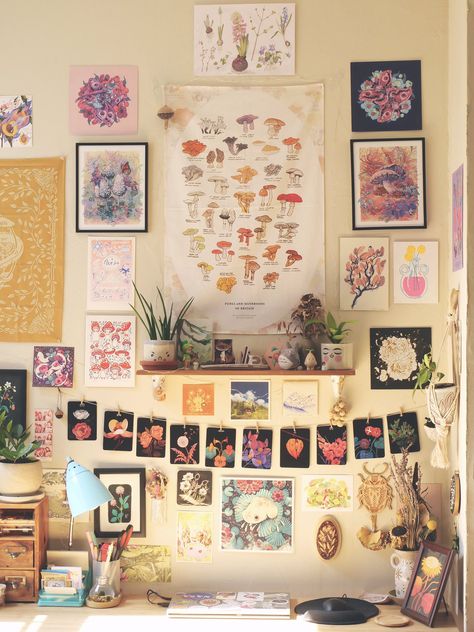 Study Corner Decor Ideas, Maximalist Study Room, Home Office Colourful, Maximalist Dorm Room, Art Studio Bedroom, Study Desk Decor, Study Corner, Art Studio Room, Dorm Inspo