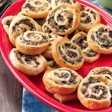 Hot Pinwheels, Steak Recipes Healthy, Roast Beef Appetizers, Roast Beef Pinwheels, Beef Pinwheels, Pinwheels Recipes, Pinwheel Appetizer, Home Dishes, Beef Roll Ups