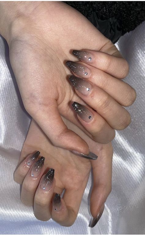 Nail Art For Black Nails, Black Nails Gradient, Black Ombre Nails With Rhinestones, Gradient Black Nails, Black Ombre Nails With Design, Asian Black Nails, Black Douyin Nails Short, Black Asian Nails, Black Nails Douyin