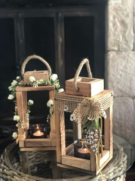 Wooden Lanterns Diy, Deco Champetre, Front Porch Christmas Decor Ideas, Porch Christmas Decor Ideas, Porch Christmas Decor, Front Porch Christmas, Christmas Decor Ideas Diy, Wooden Lanterns, Wooden Craft