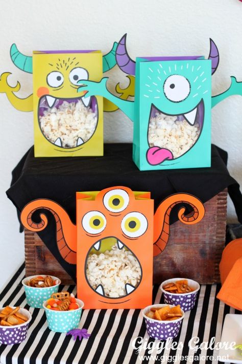 monster-munch-snack-mix Monster Party Table Decorations, Cute Monster Decorations, Monster Paper Bag, Monster Theme Birthday Party, Monster Party Ideas, Monster Centerpieces, Monster Diy, Monster Party Decorations, Monster Mash Party