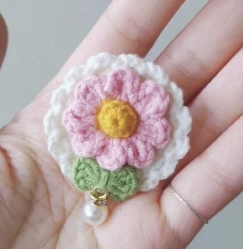 Crochet Mori Style Flower Brooch (Free Pattern) Hairpin Crochet Pattern, Crochet Family, Hairpin Crochet, Stitch Head, Mori Style, Crochet Brooch, Crochet Rabbit, Bee Brooch, Floral Accessories