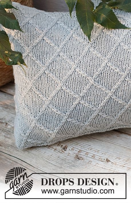 Diamond Sky Pillow / DROPS 228-58 - Free knitting patterns by DROPS Design Crochet Round Pillow Pattern, Round Pillow Pattern, Crochet Round Pillow, Knitted Cushion Pattern, Knitted Cushion Covers, Magazine Drops, Cushion Cover Pattern, Pillow Covers Pattern, Easy Patterns