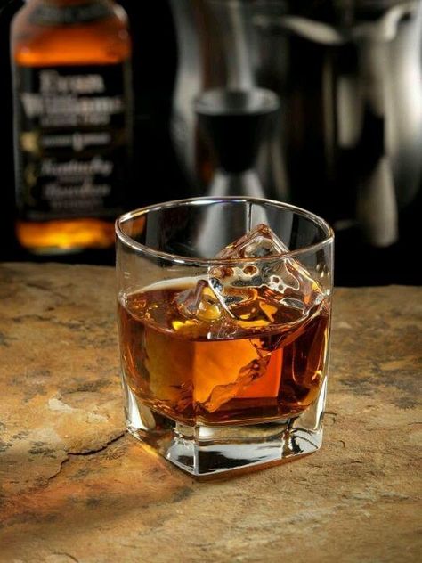 Glass Whiskey Decanter, Glass Photography, Whisky Glass, Whiskey Drinks, Fruit Photography, Cigars And Whiskey, Types Of Wine, Whiskey Decanter, Wine And Liquor