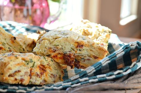 BLT Scones - bacon, basil, and sun-dried tomatoes in a flaky, warm scone. Three Many Cooks Onion Scones, Chive Scones, Savory Bacon, Savory Scones, Scone Recipes, King Food, King Arthur Flour, Bacon Cheddar, Scone Recipe