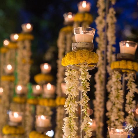 Indian Wedding Table Setting, Sangeet Centerpieces, Flower Decoration For Ganpati, Desert Wedding Decor, California Desert Wedding, Mehendi Decor Ideas, Marriage Decoration, Mehndi Decor, Wedding Backdrop Design