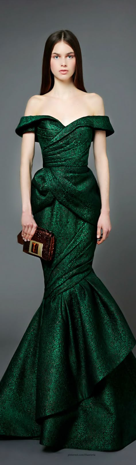 Andrew Gn, fall 2014 emerald off shoulder fishtail gown - stunning...x Andrew Gn, Chique Outfits, Green Gown, فستان سهرة, Couture Gowns, Gorgeous Gowns, Elie Saab, Beautiful Gowns, Fancy Dresses