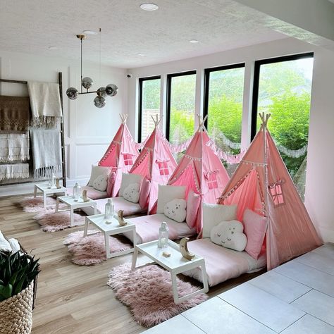 Dreaming big for a special 9th birthday! 🎉 This set up the most adorable *Sweet Dreams* themed slumber party featuring our brand-new pink tents with a sweet pink and white color scheme. Complete with fluffy cloud pillows, soft pink rugs, cozy blankets, and twinkle lights, this setup was a magical dream come true! ✨💖 #SleepoverGoals #PinkDreams #SweetDreamsParty #9thBirthday #SleepoverMagic . . . @the.sleepoverco.com . . . #sleepover #sleepoverparty #sleepoverideas #slumberparty #slumberpartie... Basement Sleepover Setup, Slumber Party Theme, Cloud Pillows, Sleepover Tents, Pink Tent, Pink Rugs, Kids Sleepover, Sleepover Party, Slumber Party