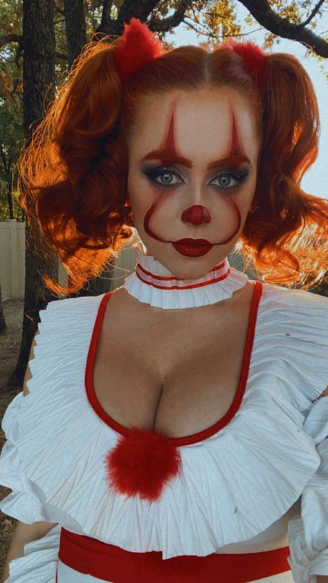 Halloween pennywise makeup It The Clown Makeup Girl, Pennywise Inspired Makeup, Penny Wise Make Up For Women, Plus Size Pennywise Costume, Pennywise Face Makeup, Pennywise Make Up Girl, It Costumes Women, Penniwyse Costume, Penny Wise Costume Women Makeup