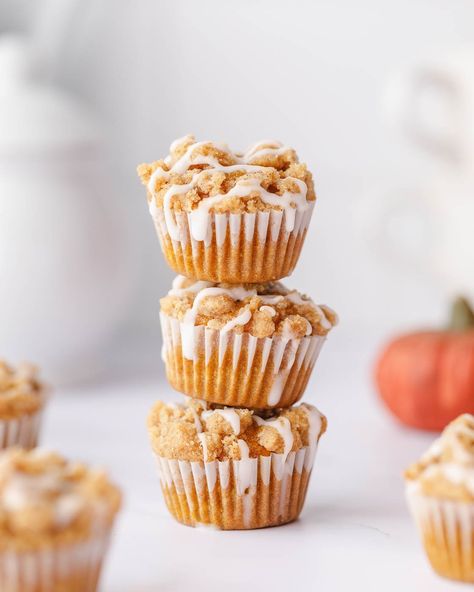 This Mini Pumpkin Muffin recipe makes the best pumpkin muffins, with a sweet and crunchy crumble, and a drizzle to top. Mini Pumpkin Streusel Muffins, Pumpkin Muffins Mini, Pumpkin Mini Muffins, Best Muffin Recipe, Mini Pumpkin Muffins, Best Pumpkin Muffins, 2023 Recipes, Recipes For Fall, Pumpkin Muffin Recipes