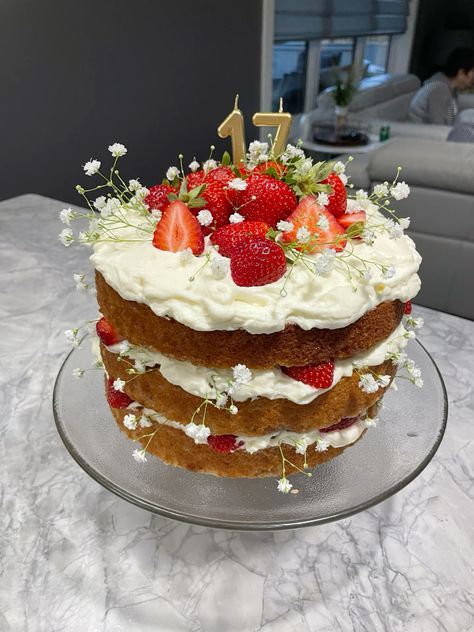 Cakes That Arent Cakes, Easy Bundt Cake Decorating Ideas, Fruit And Flowers Cake, Rustic Strawberry Cake, 19th Birthday Ideas Simple, Strawberries Birthday Cake, Birthday Cake With Flowers On Top, Wedding Cake With Real Flowers Simple, Homemade Cakes Birthday