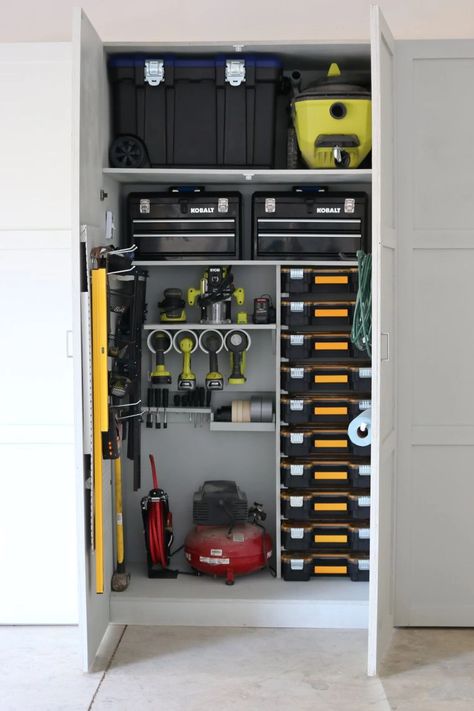 Garage Kasten, Workshop Organisation, Officine In Garage, Carport Modern, Storage And Organization Ideas, Organized Garage, Shoes Organizer, Garage Workshop Organization, Tool Storage Cabinets