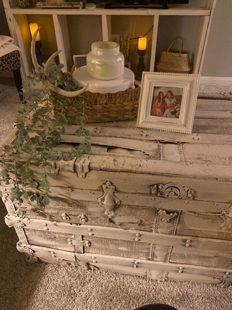 Old Trunk Makeover Ideas, Trunk Redo, Antique Trunk Restoration, High End Table, Desk Makeover Diy, Trunk Makeover, Antique Steamer Trunk, Antique Farmhouse Decor, Metal Trunks