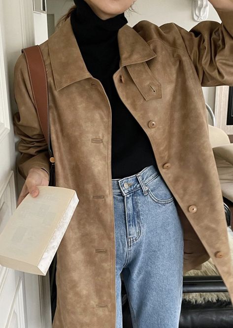 Suede Trench Coat Outfits, Tan Suede Jacket Outfit, Suede Blazer Outfit, Works Outfits, Brown Skirt Outfit, Suede Jacket Outfit, Jean Levis, Tan Suede Jacket, Suede Trench Coat