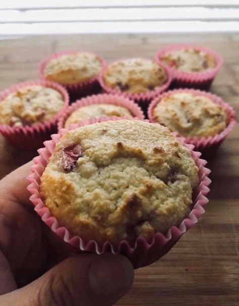 Strawberry Muffins Easy, Lifestyle Coach, Strawberry Muffins, Muffin Bread, Monk Fruit, Low Carb High Fat, Keto Breakfast, Low Carb Desserts, Keto Dessert