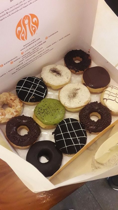 Donat Jco, Jco Donuts, Kue Macaroon, Yummy Comfort Food, Yummy Sweets, Party Drinks, Macaroons, Food Cravings, Yummy Snacks