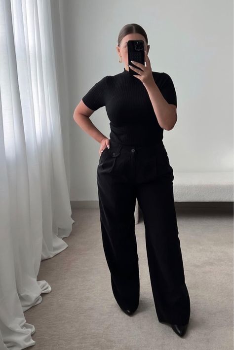 Black Turtle Neck Outfit Women, Turtle Neck Outfit Women, Trousers Outfit Casual, All Black Outfit For Work, Black Work Outfit, Full Black Outfit, Wide Leg Trousers Outfit, Julia Marie, Cute Professional Outfits