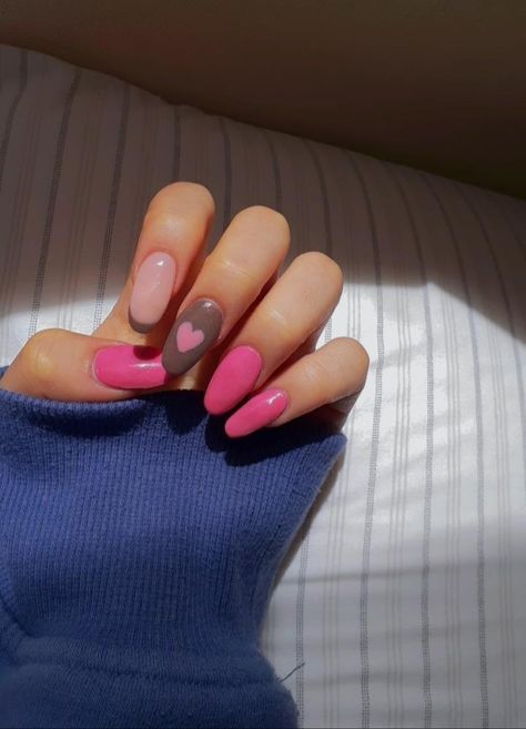 Nails Brown And White, Aesthetic Nails Brown, Pink And Brown Nails, Brown Acrylic Nails, Vday Nails, Nails Heart, Nails Brown, Aesthetic Nails, Basic Nails