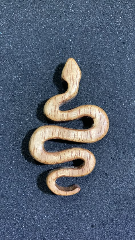 Snake Wood Carving, Wooden Snake, Wood Snake, Snake Wood, Wood Jewelry Diy, Wood Jewelery, Dremel Wood Carving, Wood Carving Designs, Unique Drawings