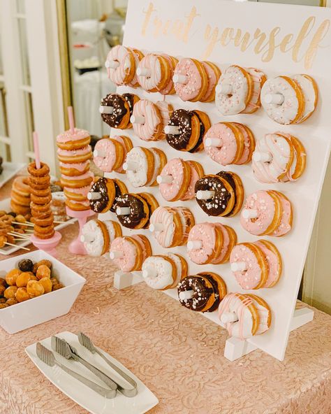 College Graduation Brunch Party Ideas, Graduation Donut Wall, Grad Party Sweet Table, Grad Party Breakfast Ideas, Donut Bar Graduation Party, Donut Wall Graduation Party, Donut Graduation Party, Dounats Decoration, Grad Party Brunch