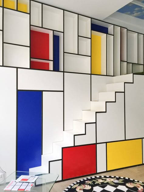 Mondrian Architecture, Colorful Walls, Famous Artists Paintings, Iconic Paintings, Iconic Artists, Mondrian Art, Open Plan Living Room, Famous Paintings, Casa Container