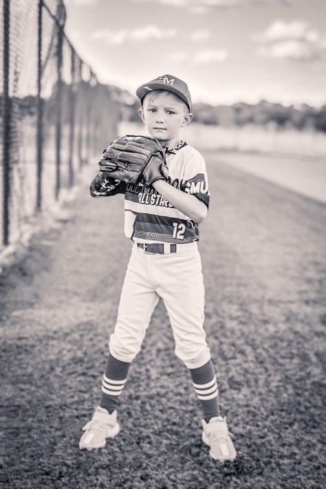 Kid Baseball Photoshoot, Boys Tball Pictures Photo Ideas, Tee Ball Pictures Photo Ideas, Youth Baseball Pictures Poses, Youth Softball Pictures, Baseball Photoshoot Ideas Kids, Baseball Photography Poses, Baseball Pictures Poses For Kids, Baseball Family Photoshoot