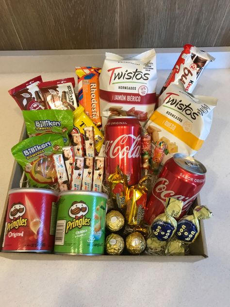 Gift Box Snack, Snacks Box Gift, Snacks Gift Ideas, Food Box Gift Ideas, Snacks Box Ideas, Box Dulces Ideas, Food Gift Box Ideas, Snack Box Ideas Gift, Food Box Gift