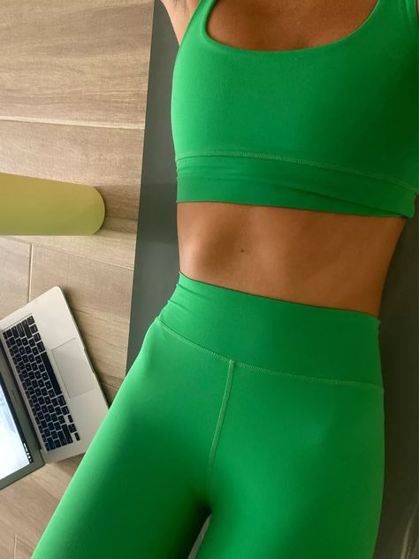 Green Gym Leggings Outfit, Green Sports Bra Outfit, Exercise Sets Outfit, Set Active Sets, Colorful Gym Outfit, Green Sport Outfit, Sport Set Outfit, Cute Activewear, Set Active Outfit