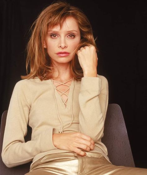 Calista Flockhart Calista Flockhart, Ally Mcbeal, Soft Autumn, Short Hair Styles, V Neck, My Style, Hair Styles, Hair, Women's Top