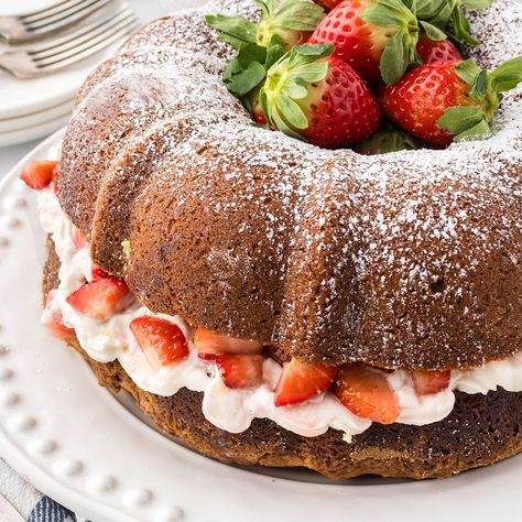 This Strawberry Shortcake Bundt Cake is a show stopper yet very easy to follow. Fresh from scratch recipe that feeds a crowd. Bundt Cake With Fruit, Decorate Bundt Cake Ideas, Clay Baker Recipes, Strawberry Cheesecake Bundt Cake, Summer Bundt Cake Recipes, Bundt Cake With Strawberries, Strawberry Shortcake Bundt Cake, Bundt Cake Frosting, Filled Bundt Cake