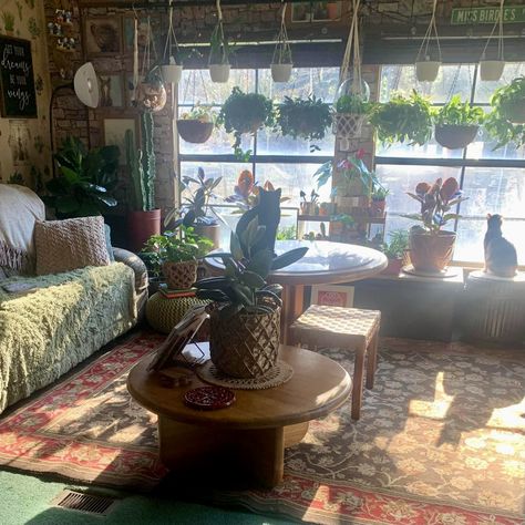 Victorian Jungle Room, Witchy Living Room, Moody Maximalist, Jungle Room, Dark Home Decor, House Plants Decor, Room With Plants, Living Room Spaces, Plants Decor