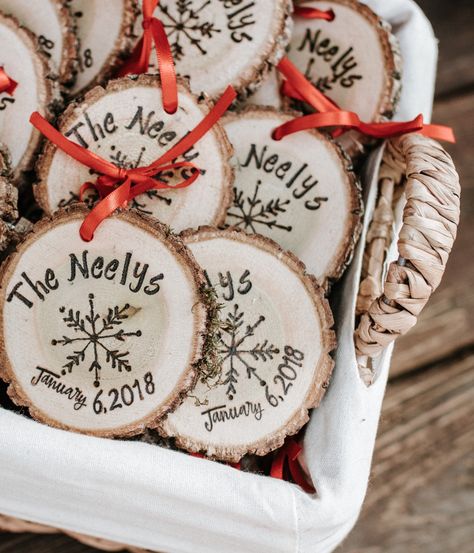 Christmas Wedding Themes, Christmas Wedding Favors, Snowflake Wedding, Creative Wedding Favors, Winter Wedding Favors, Wedding Favors Cheap, Rustic Wedding Favors, Winter Wonderland Wedding, Beach Wedding Favors