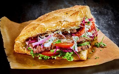 Doner Kebab Bread Recipe, Doner Food, Turkish Doner, Doner Kebabs, Turkish Kebab, Döner Kebab, Salad Dressing Recipes Healthy, Pasta Salad Dressing, Doner Kebab