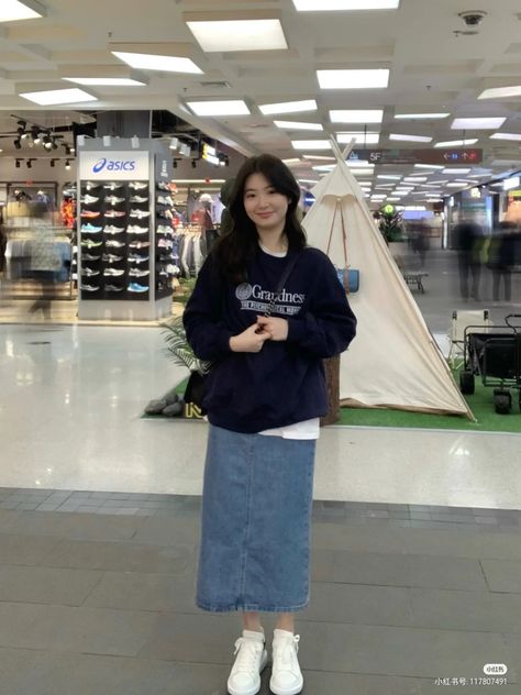 Ootd Sweater Oversize, 대학생 스타일, Fall Maxi Skirt, Ootd Sweater, Modest Girly Outfits, Flowy Maxi Skirt, Jean Skirt Outfits, Simple Style Outfits, Fall Maxi