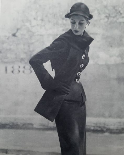 Schiaparelli A/H 1952-53. Photo Frances McLaughlin-Gill. Mannequin Fiona Walter-Campbell. Daniel Roseberry, Lucien Lelong, Vintage Sketches, 1950s Fashion Women, Vintage Editorials, 1950s Patterns, Robert Piguet, Black And White Suit, 1950’s Fashion