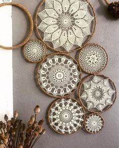 Home Crochet, Doily Art, Crochet Wall Art, Doilies Crafts, Basket Wall Art, Crochet Dreamcatcher, Crochet Leaf Patterns, Dream Catcher Craft, Crochet Wall Hangings