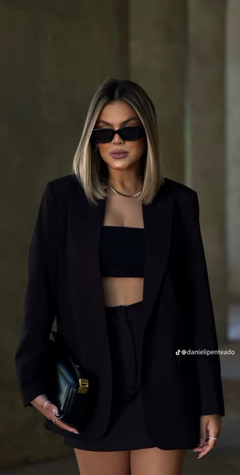 Black Blazer And Shorts Outfit, Awards Night Outfit, Classy Shorts Outfits, Blazer And Shorts Outfit, Black Coat Outfit, Blazer E Short, Black Blazer Outfit, Estilo Clean, Dinner Party Outfits