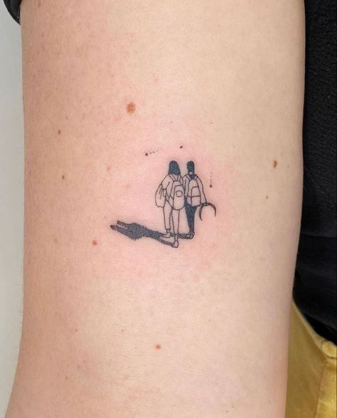 Coordinated Tattoo Ideas, Small Painting Tattoos, Leaving Home Tattoo, Tiny People Walking Tattoo, Little People Tattoo, People Tattoos, Illusion Tattoos, Optical Illusion Tattoos, Vogel Tattoo