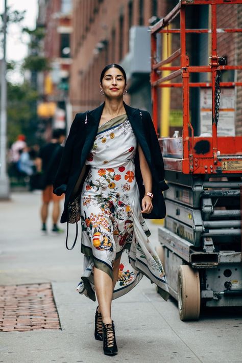 Day 2 New Yorker Street Style, Caroline Issa, New York Outfit, New York Outfits, Mid Century Fashion, New York Fashion Week Street Style, Chic Scarves, Street New York, Mexican Street