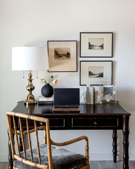 Instagram Desk Corner Decor, Home Office Design Corner Desk, Desk In Small Living Room, Small Office Space In Bedroom, Office Area In Bedroom, Home Office Small Room, Bedroom Workspace Ideas, Small Desk Ideas, Living Room Office Combo