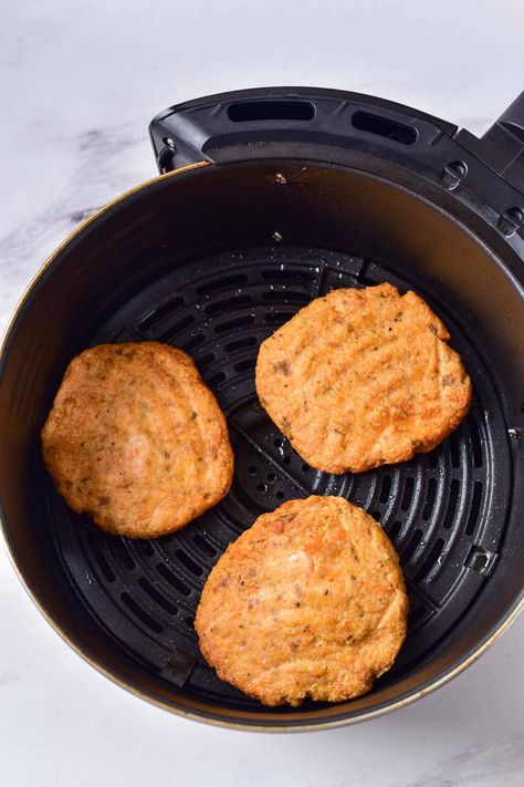 Air Fryer Salmon Burgers, Burgers In Air Fryer, Types Of Burgers, Salmon Burger Recipe, Creamy Dill Sauce, Cook Salmon, Air Fryer Salmon, Raw Salmon, Garlic Salmon