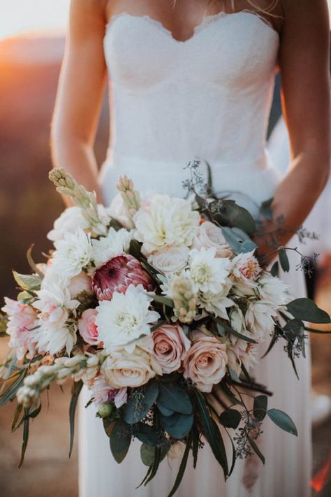 Fall Flower Wedding Bouquets, California Desert Wedding, Cream Bridal Bouquet, Pretty Portraits, Greenery Wedding Bouquet, Wedding Flower Guide, Bouquet Images, Beach Wedding Flowers, Boda Mexicana