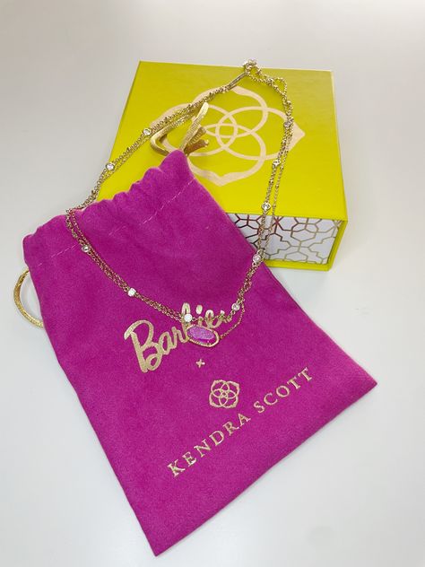 Kendra Scott Necklace Outfit Ideas, Kendra Scott Necklace Layering, Barbie Kendra Scott, Kendra Scott Aesthetic, Kendra Scott Barbie, Kendra Scott Necklace Aesthetic, Kendra Scott Barbie Collection, Barbie Kendra Scott Necklace, Pink Kendra Scott Necklace