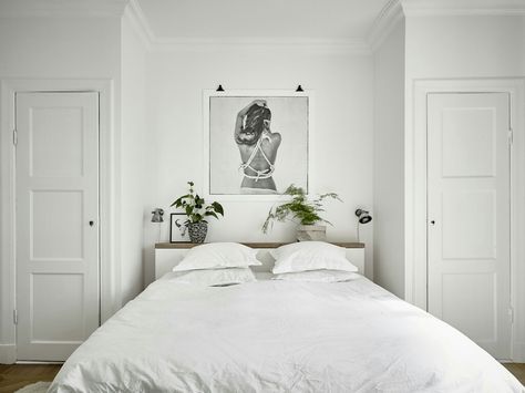 BED IN NOOK BETWEEN CLOSETS Living Room Stands, All White Room, Sleepy Head, White Bedroom Furniture, Scandinavian Interior Design, White Rooms, White Room, Scandinavian Home, White Bedroom